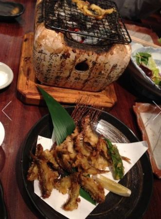 1411479916-675438275 Tsukiji-築地串じげ備長炭火燒 噱頭十足的鮪中落ち 超大鮪魚一條直接上桌