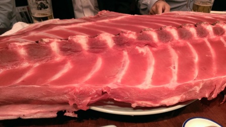 1411479923-1226455775 Tsukiji-築地串じげ備長炭火燒 噱頭十足的鮪中落ち 超大鮪魚一條直接上桌