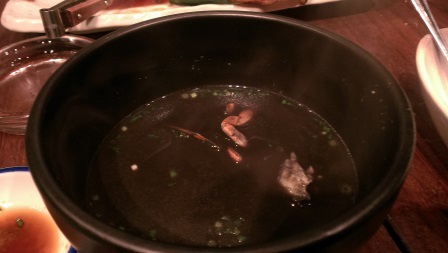 1411479924-122707380 Tsukiji-築地串じげ備長炭火燒 噱頭十足的鮪中落ち 超大鮪魚一條直接上桌