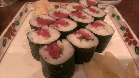 1411479926-3301091172 Tsukiji-築地串じげ備長炭火燒 噱頭十足的鮪中落ち 超大鮪魚一條直接上桌