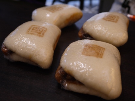 1413708485-63859562 Nagasaki-岩崎本舖角煮 原來是刈包啊!!!真好吃