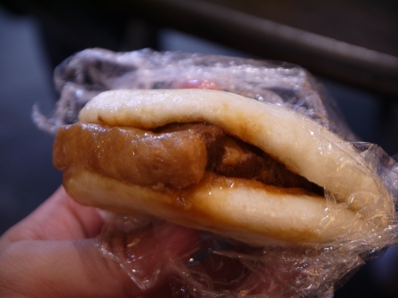 1413708488-1995951232 Nagasaki-岩崎本舖角煮 原來是刈包啊!!!真好吃