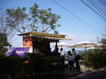 1414684149-2387418090 文山-貓空閒 景色宜人的路邊咖啡車