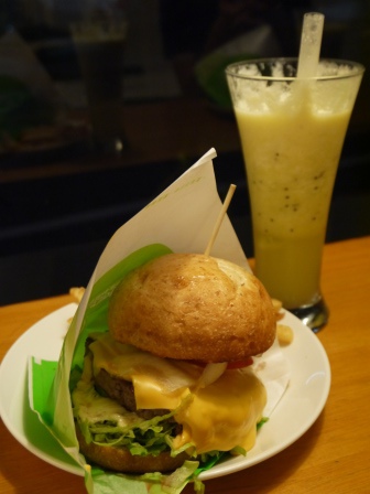 1416755208-3486919390 嘉義-樂檸文雅 超大漢堡超大果汁 嘉義人胃口真大