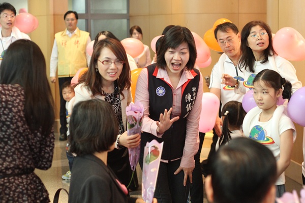 新北市陳儀君議員也抵達現場 新北市陳儀君議員也抵達現場