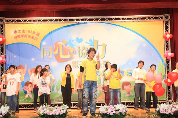 學員們認真用心的在台上展演學習成果 學員們認真用心的在台上展演學習成果