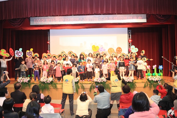 學員們認真用心的在台上展演學習成果 學員們認真用心的在台上展演學習成果