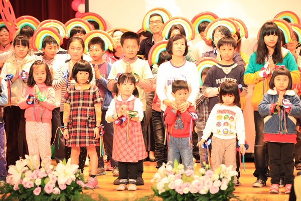 學員們認真用心的在台上展演學習成果 學員們認真用心的在台上展演學習成果