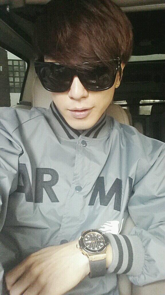 容和車上帥氣自拍