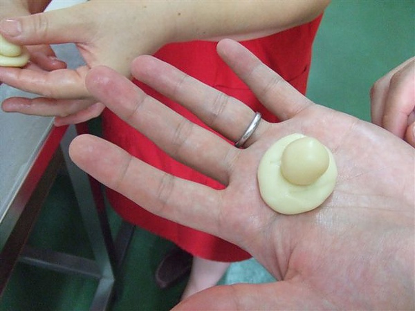 去文昌餅舖學習做牛舌餅，首先要包餡料