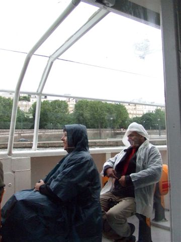 馬丁泥搭船,果然又遇到下雨