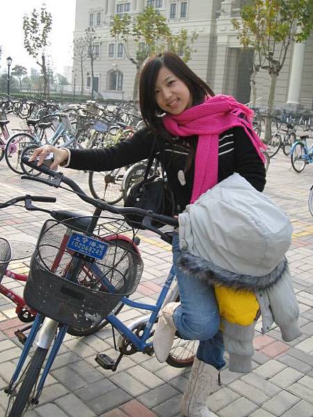 我小珊腿短志氣高 一把年紀了仍努力不懈學騎腳踏車 立志當有為的青春大學生
