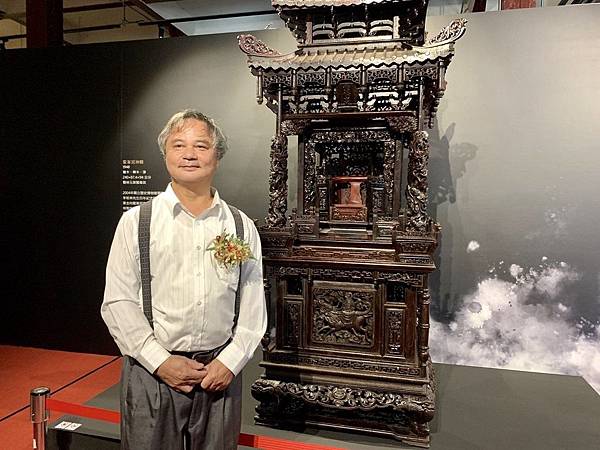 雲林鰲峯宮神轎是李秉圭父親的作品,3年前文化部認證「重要鑿花」、「大木作」的雙國寶李秉圭親手修復,別具意義,淺色是新修的痕跡.jpg 永豐嘉義當舖