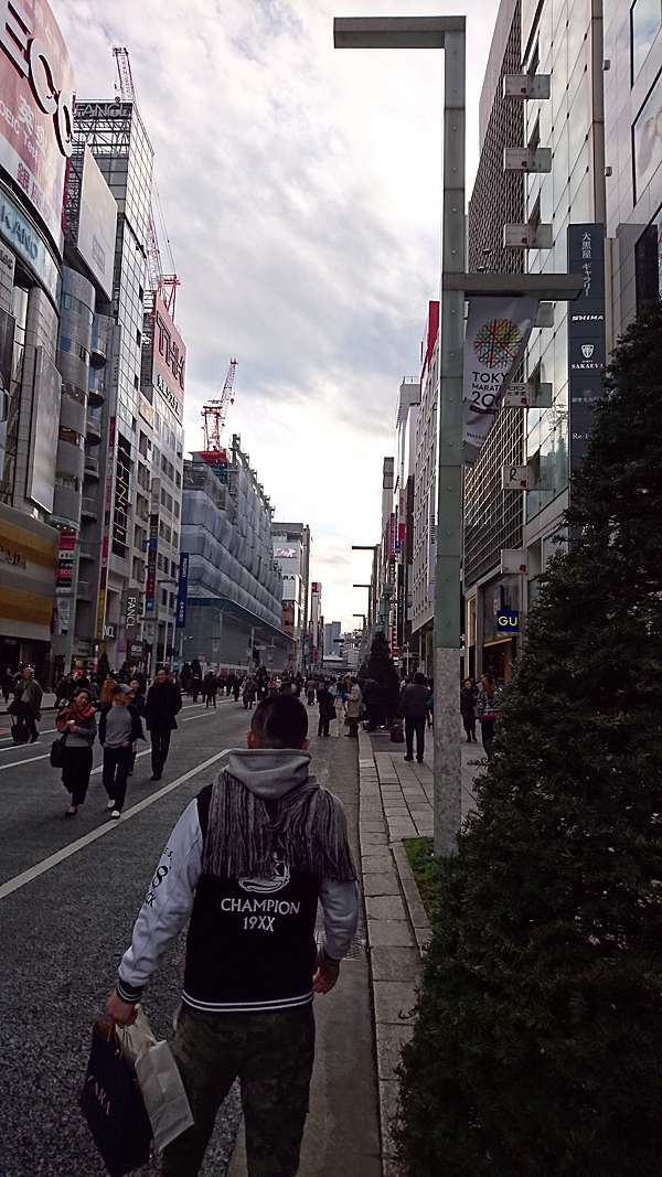 16東京自由行day2下集 銀座失心瘋 Gu Uniqlo 築地すし好銀座中央通り店 博品館toy Park銀座本店 最後買咖行李箱拖著走 入夜後的雷門 第二天戰利品 獨家記憶