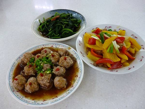 雙椒炒肉絲 蒜香地瓜葉 香菇肉丸子