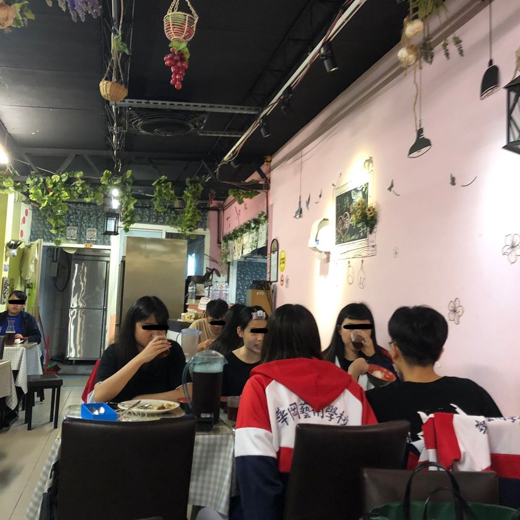 豬排人群店內.jpg