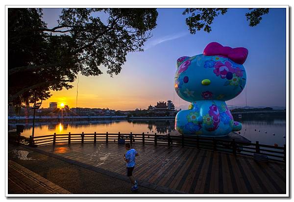 桃園-著藍布客家衫Hello Kitty