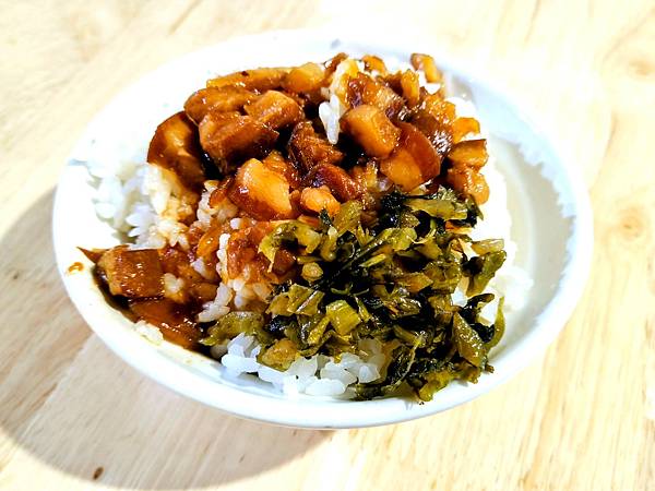 中興眷村~厲害的黑金滷肉飯&麵點