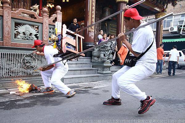 台北法主公廟慶祝臺灣光復七十週年遶境大典 (12).jpg