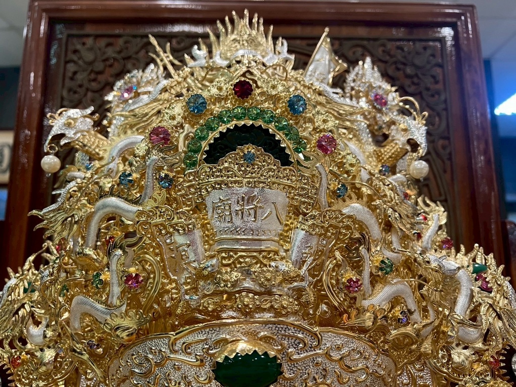 台南神帽訂製體驗｜藝德軒打造八將爺銅帽神帽，結合施華洛世奇水