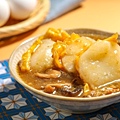 4台南館「蛋煎米粿搭沙茶羹」，用料簡單、味道豐富且富有滿滿飽足感，為在地饕客必吃的早餐料理。