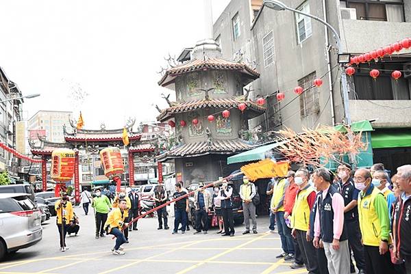 南瑤宮癸卯年笨港進香祭典結束後在廟埕由執事人員舞頭旗-全.jpg