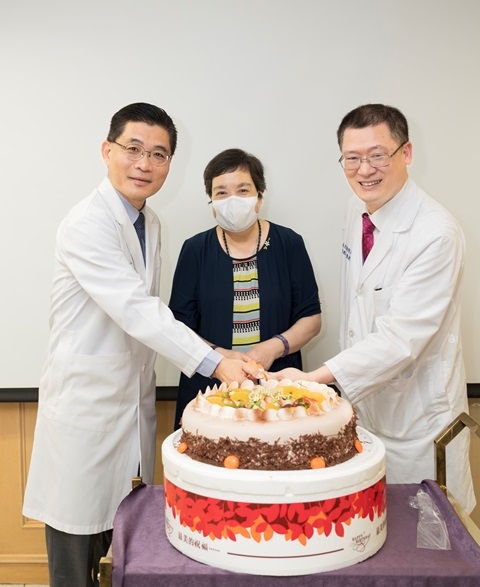 左起：成功大學校長沈孟儒、成功大學名譽教授趟可式、成大醫院院長李經維-1.jpg