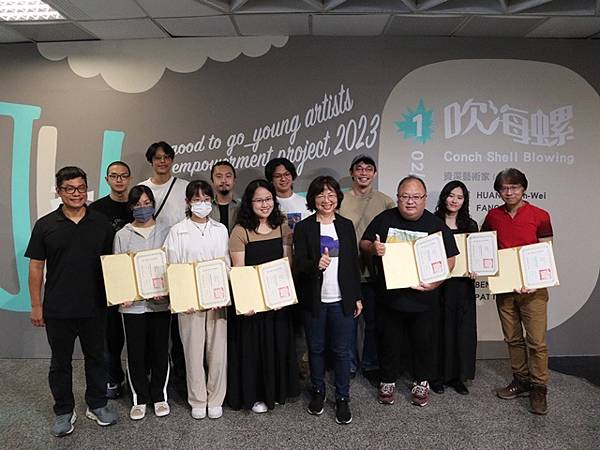 黃瓊瑩館長(前排右四)與駐日痕策展人許遠達(前排左一)、資深藝術家邱國峻(前排右一)、_0.jpg