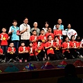 代表社團法人臺灣愛延續協會獲得「傑出創意獎」的《魔法阿嬤的肥皂冒險》，是蘇琬嫃、蘇詒嗯姊妹的首部動畫作品，她們將阿嬤擅長的手工皂改編成魔法故事，今天阿嬤也來到現場代表獲頒獎狀。 (1).JPG