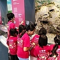 慈基會與國立臺灣歷史博物館合作舉辦遊戲任務體驗，館長張隆志迎接關懷，鼓勵學童、長者、原住民及新住民走出平日生活圈，擴展其視野及增進社區凝聚力。 (1).jpg