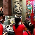 慈基會與國立臺灣歷史博物館合作舉辦遊戲任務體驗，館長張隆志迎接關懷，鼓勵學童、長者、原住民及新住民走出平日生活圈，擴展其視野及增進社區凝聚力。 (3).jpg