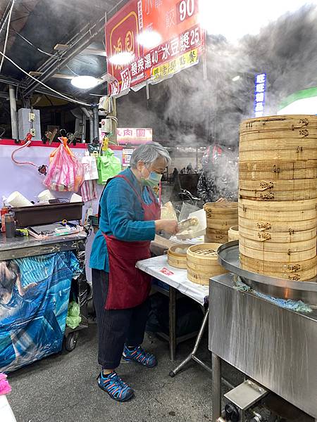 內湖737巷「鴻鼎小籠包蒸餃館」，在地人的排隊美食