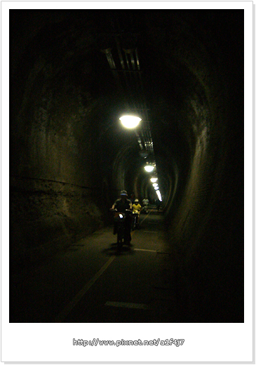 后豐九號隧道內-有些地方暗到看不見路，滿危險低...