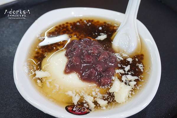 食記 台南安平傳統白豆花竹炭黑豆花香濃鮮奶豆花粉圓冰新鮮牛奶雪花冰日式抹茶雪花冰紅豆綠豆珍珠檸檬古早味紅茶豆漿豆漿紅茶桶裝豆花 同記安平豆花