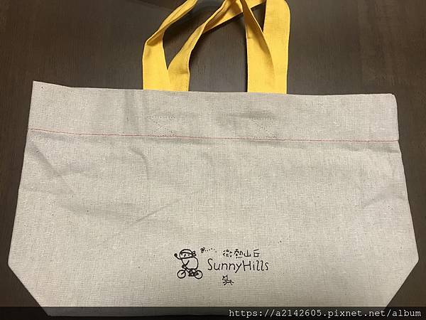 微熱山丘 鳳梨奶黃月餅 1.JPG