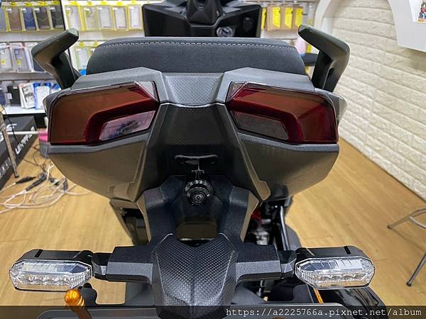 台南速克達包膜 Kymco KRV NERO180  | 犀