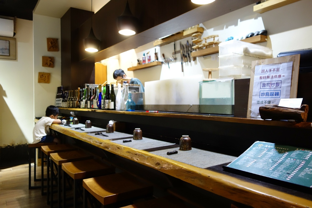 台中西區 岩本町日式料理，用料豐富的海鮮丼，怎麼下手好煩