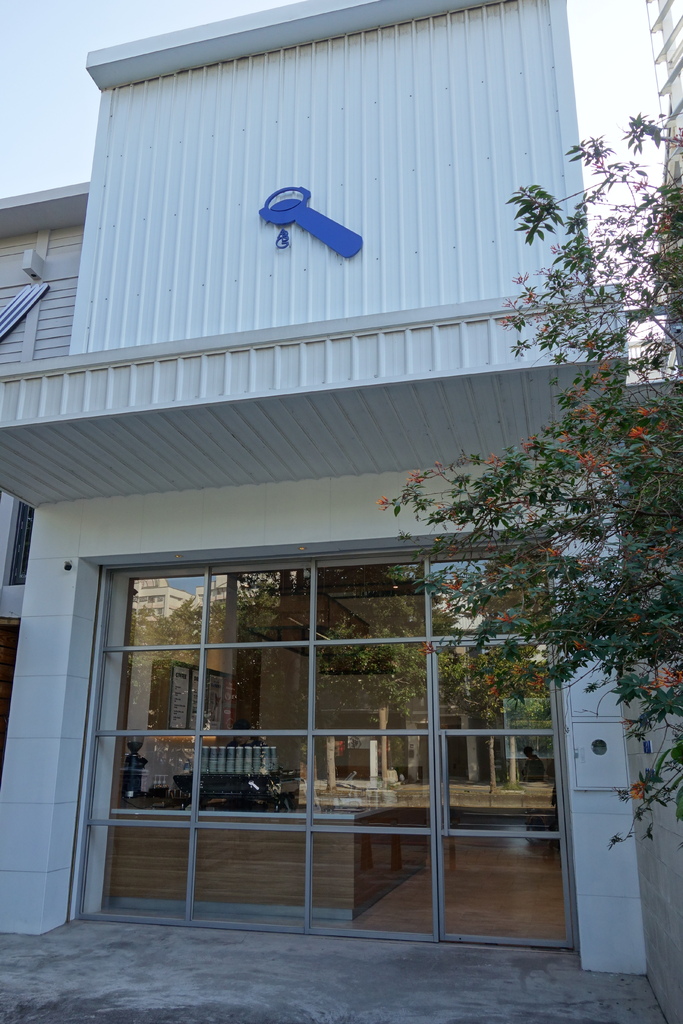 台中南屯 ABG COFFEE，簡約風，聊天辦公皆合宜。