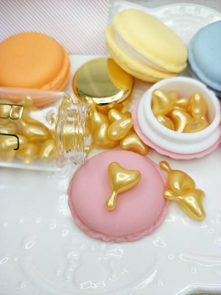 BC百匡,靚顏抗皺淡紋賦活油(百匡賦活膠囊),百匡賦活膠囊,
白龍膽花精萃可亮白撫平細紋與修護受傷肌膚,並高度保濕鎖水,延緩肌膚老化,一顆多種用途,強效版晚安面膜
,百匡賦活膠囊,百匡膠囊
