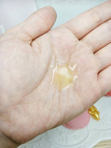 BC百匡,靚顏抗皺淡紋賦活油(百匡賦活膠囊),百匡賦活膠囊,
白龍膽花精萃可亮白撫平細紋與修護受傷肌膚,並高度保濕鎖水,延緩肌膚老化,一顆多種用途,強效版晚安面膜
,百匡賦活膠囊,百匡膠囊
