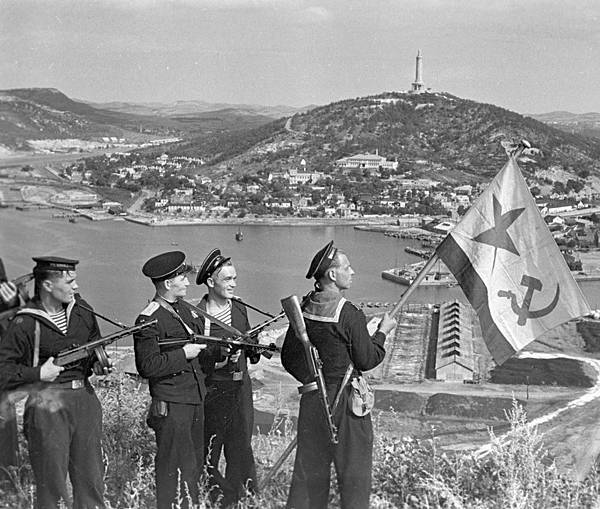 RIAN_archive_834147_Hoisting_the_banner_in_Port-Artur__WWII_(1941-1945)