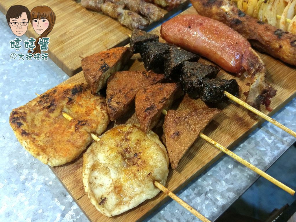 品都串燒攤 德式帶骨香腸 豆干 豬血糕 甜不辣 品都串燒攤 德式帶骨香腸 豆干 豬血糕 甜不辣