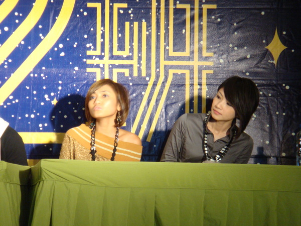 星光2班台中中友百貨1F廣場2008年2月2日星期六晚上7點00在台中舉辦的簽唱會唷 020(葉瑋庭(黑妞)跟李千娜)