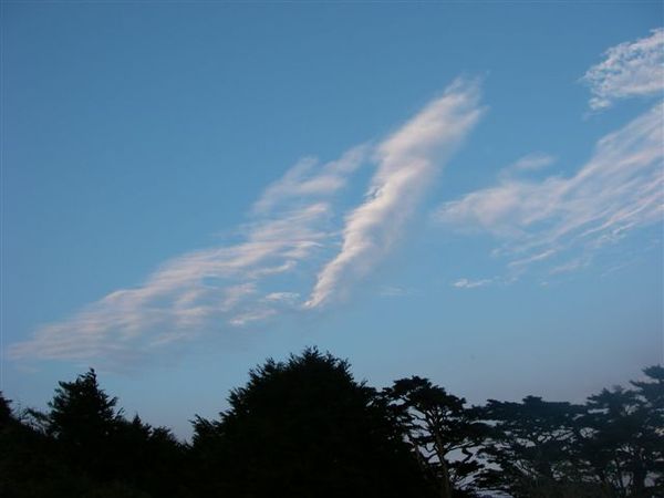 象徵天候穩定的捲雲