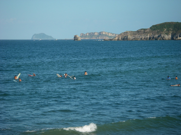 等浪的泳客