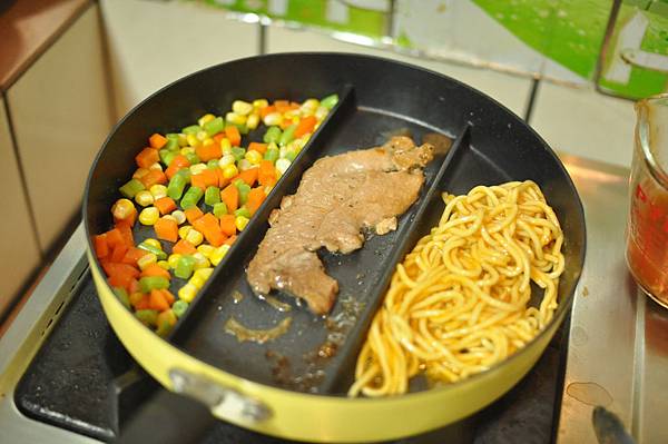 【分享】日本主婦搶購的『三格平底鍋』+小孩瘋狂吃兩碗『可愛咖