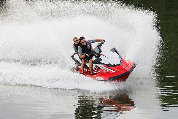 yamaha-waverunners-2018-fx-svho-red-speed-fun.jpg