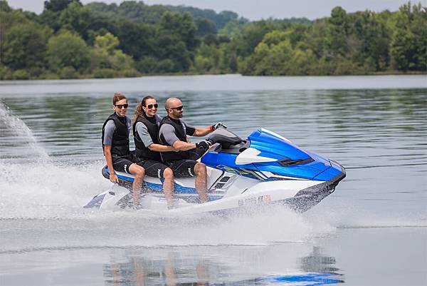 yamaha-waverunners-2018-fx-ho-crusing-family.jpg