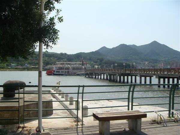 旁邊是關渡大橋