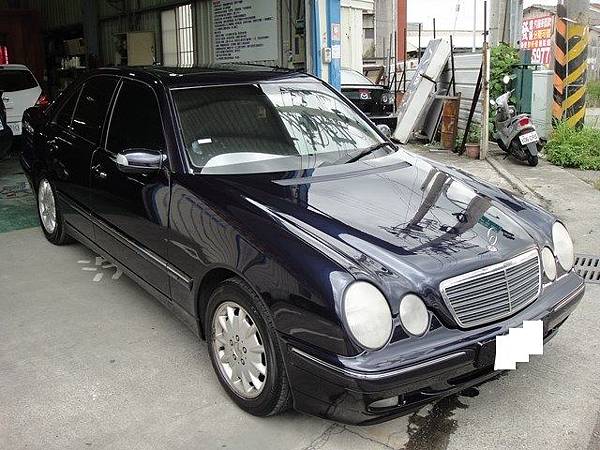 八益汽車烤漆-版金廠 2002年 賓士 Mercedes-Benz E240 W210 施工後1 (复制).JPG